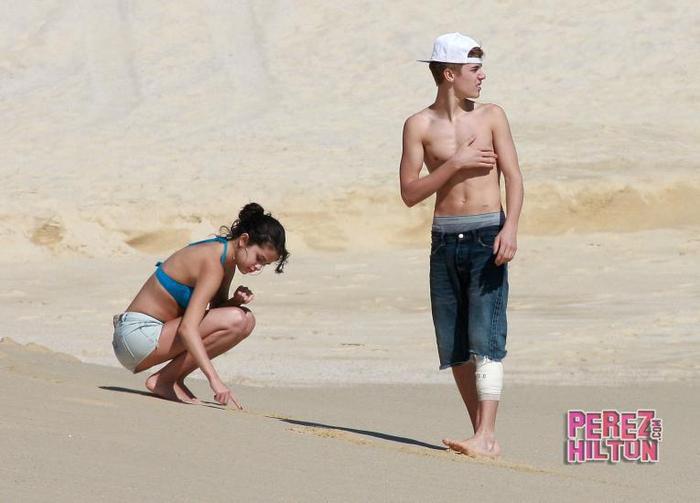 166939_263966006994050_176888139035171_754163_2001672953_n - Justin Bieber and Selena Gomez paseando por la playa de Mexico