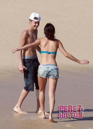 373819_263966093660708_176888139035171_754165_50355903_n - Justin Bieber and Selena Gomez paseando por la playa de Mexico