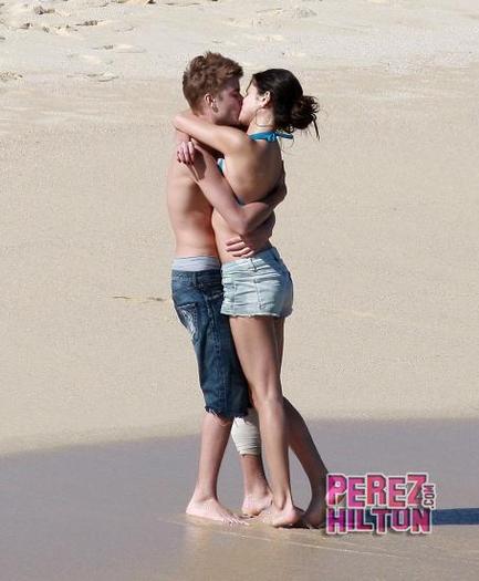 375318_263966363660681_176888139035171_754172_916860784_n - Justin Bieber and Selena Gomez paseando por la playa de Mexico