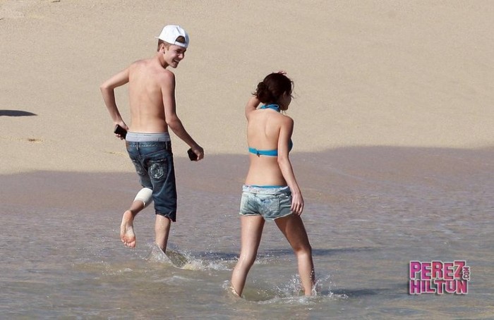 376334_263966170327367_176888139035171_754167_1278667324_n - Justin Bieber and Selena Gomez paseando por la playa de Mexico