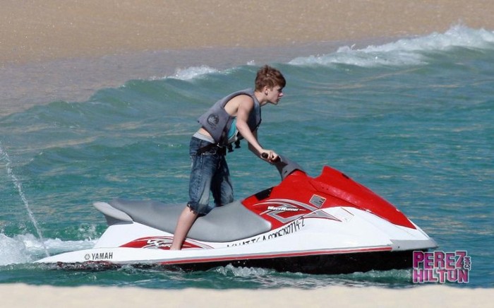 382642_263965923660725_176888139035171_754161_392647062_n - Justin Bieber and Selena Gomez paseando por la playa de Mexico