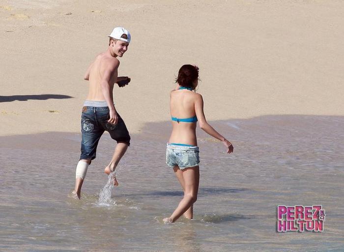 383860_263965863660731_176888139035171_754160_1552659143_n - Justin Bieber and Selena Gomez paseando por la playa de Mexico