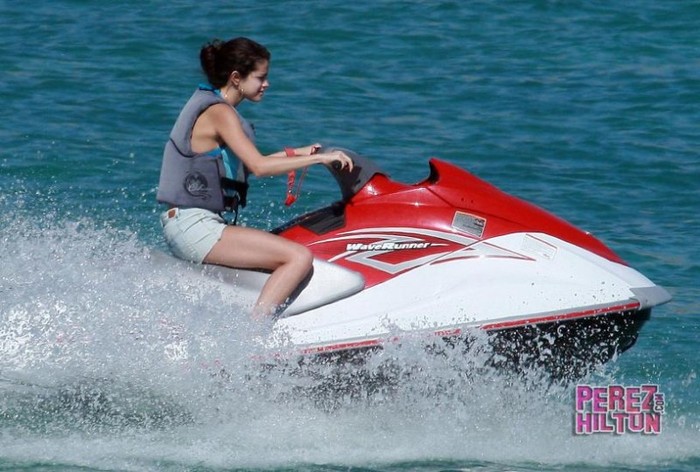 385024_263965963660721_176888139035171_754162_1679965833_n - Justin Bieber and Selena Gomez paseando por la playa de Mexico