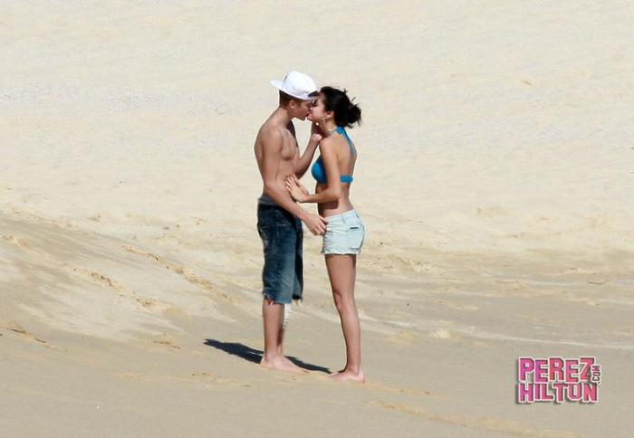 385562_263966206994030_176888139035171_754168_1896631055_n - Justin Bieber and Selena Gomez paseando por la playa de Mexico