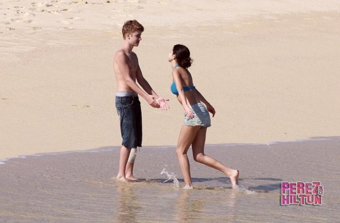 385787_263966323660685_176888139035171_754171_1033680045_n - Justin Bieber and Selena Gomez paseando por la playa de Mexico