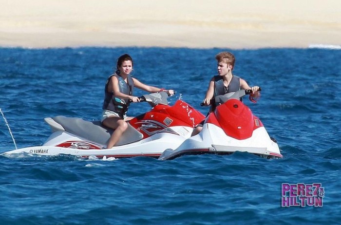 388152_263966250327359_176888139035171_754169_2144181989_n - Justin Bieber and Selena Gomez paseando por la playa de Mexico