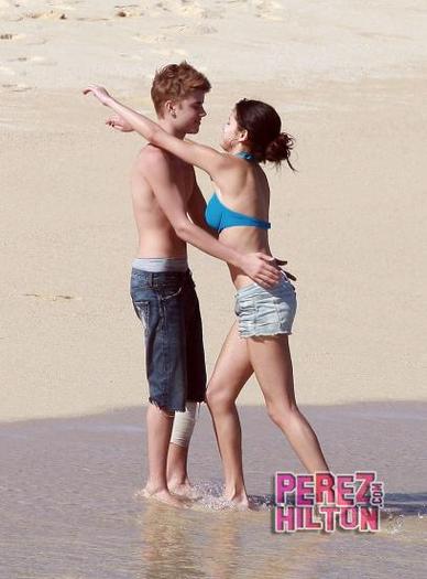390082_263966383660679_176888139035171_754173_6312446_n - Justin Bieber and Selena Gomez paseando por la playa de Mexico