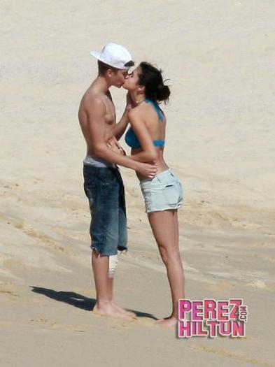 393241_263966053660712_176888139035171_754164_1769357791_n - Justin Bieber and Selena Gomez paseando por la playa de Mexico