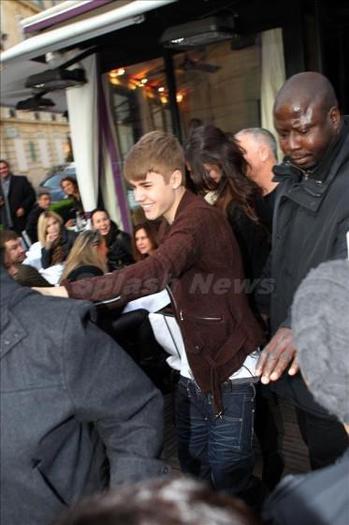 297557_247769121947072_176888139035171_715980_717903548_n - Justin Bieber y Selena Gomez almuerzo en Paris