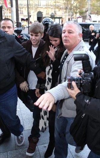 297557_247769125280405_176888139035171_715981_283040426_n - Justin Bieber y Selena Gomez almuerzo en Paris