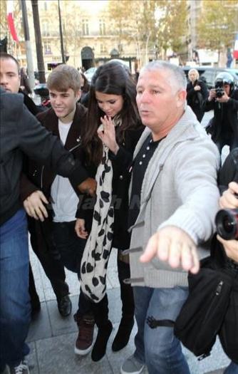 297557_247769128613738_176888139035171_715982_850481598_n - Justin Bieber y Selena Gomez almuerzo en Paris