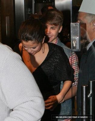 381118_249342471789737_618840875_n - Justin Bieber y Selena Gomez en Londres