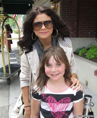 normal_usn-27-june-hotel-1_28329 - Meeting some fans outside her hotel - June 27