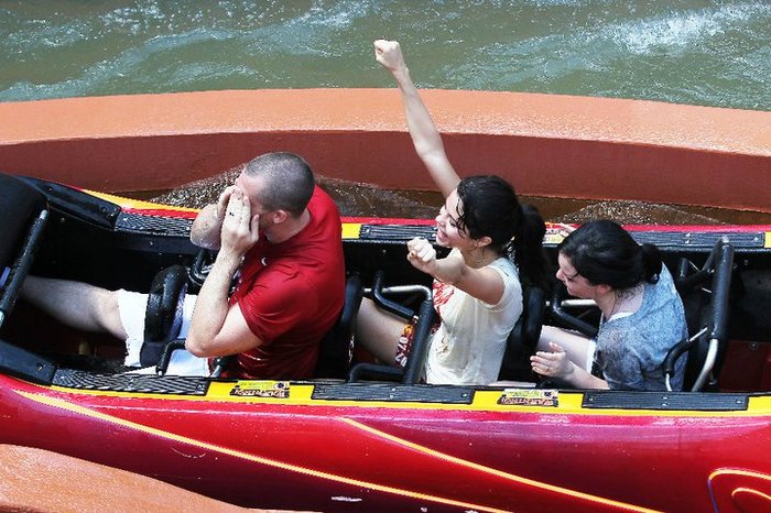 252137_200397206684264_176888139035171_560158_4727343_n - Selena en At Universal Studios en Florida