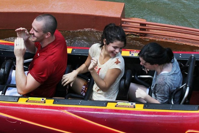 268607_200397176684267_176888139035171_560157_8046269_n - Selena en At Universal Studios en Florida