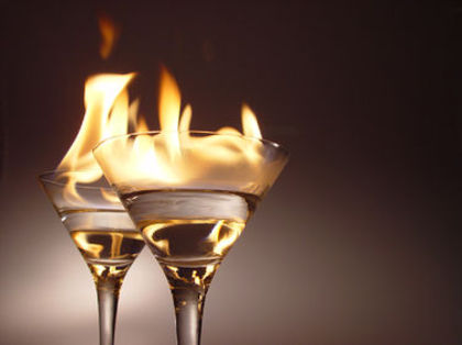 375px-Flaming_cocktails - cocktail-uri