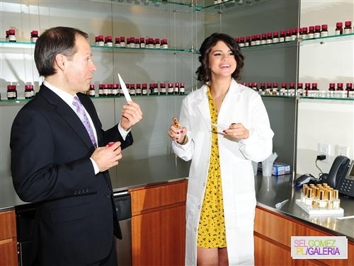 014 - Preparing perfumes and meeting with fans in New York
