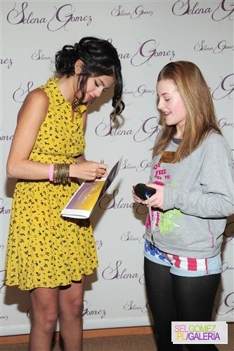 027 - Preparing perfumes and meeting with fans in New York