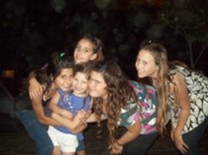 41116093_EMZRKQIGC - poze cu lara munoz cecilia romita parker