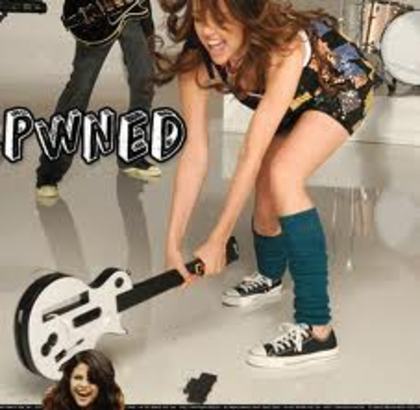 Ii da cu chitara in cap - Miley vs Selena