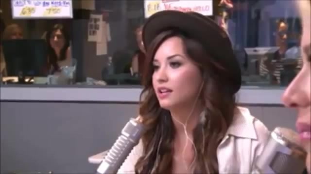 Demi Lovato\'s Interview with Ryan Seacrest -Skyscraper premier [Full] 1057