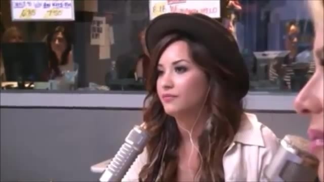Demi Lovato\'s Interview with Ryan Seacrest -Skyscraper premier [Full] 1058