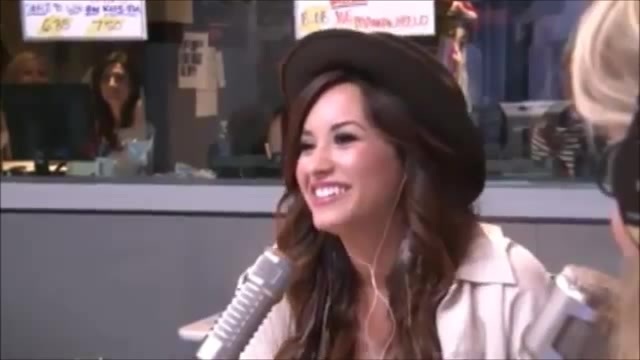 Demi Lovato\'s Interview with Ryan Seacrest -Skyscraper premier [Full] 1064