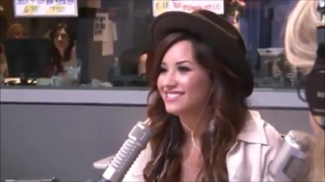 Demi Lovato\'s Interview with Ryan Seacrest -Skyscraper premier [Full] 1070