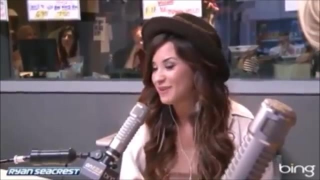 Demi Lovato\'s Interview with Ryan Seacrest -Skyscraper premier [Full] 2006