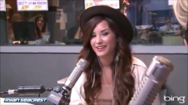 Demi Lovato\'s Interview with Ryan Seacrest -Skyscraper premier [Full] 2009