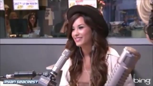 Demi Lovato\'s Interview with Ryan Seacrest -Skyscraper premier [Full] 2010