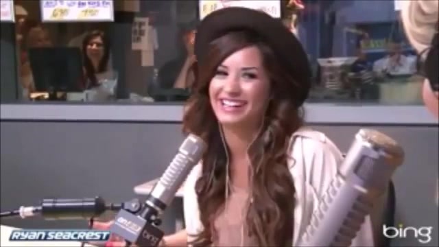 Demi Lovato\'s Interview with Ryan Seacrest -Skyscraper premier [Full] 2022