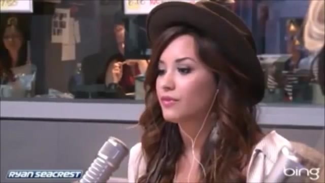 Demi Lovato\'s Interview with Ryan Seacrest -Skyscraper premier [Full] 0802