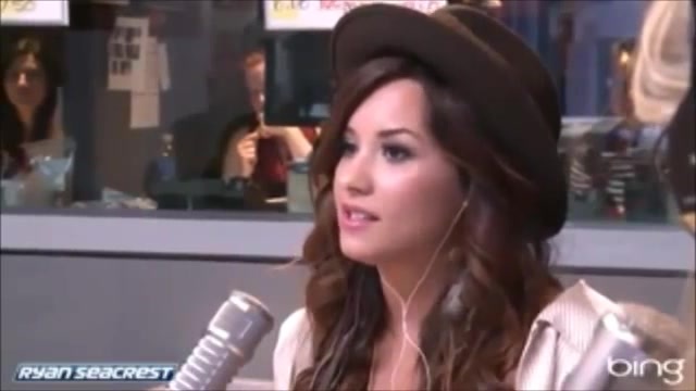 Demi Lovato\'s Interview with Ryan Seacrest -Skyscraper premier [Full] 0815