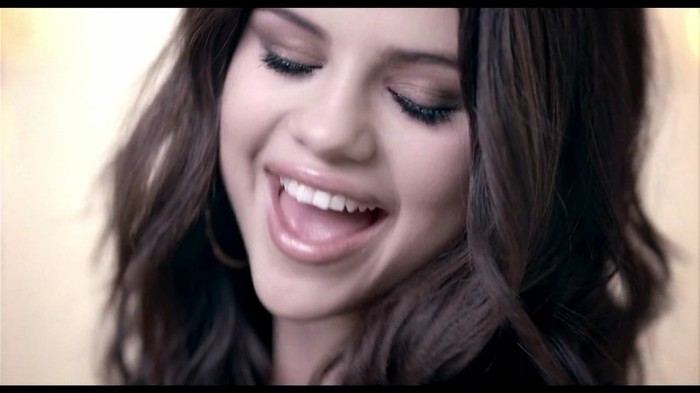 Selena Gomez & The Scene - Round & Round 135