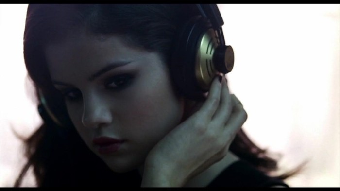 Selena Gomez & The Scene - Round & Round 156