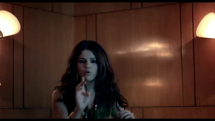 Selena Gomez & The Scene - Round & Round 185