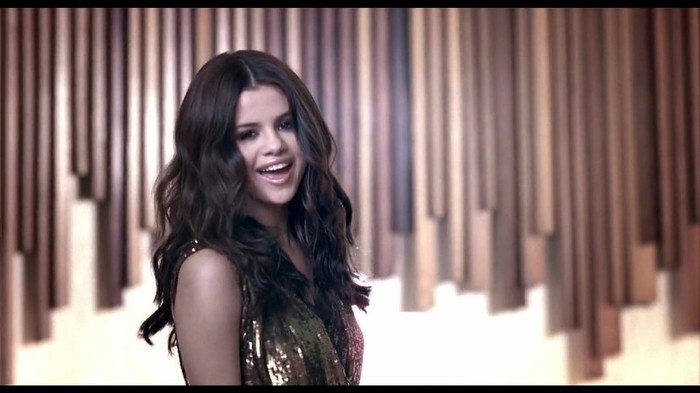 Selena Gomez & The Scene - Round & Round 231