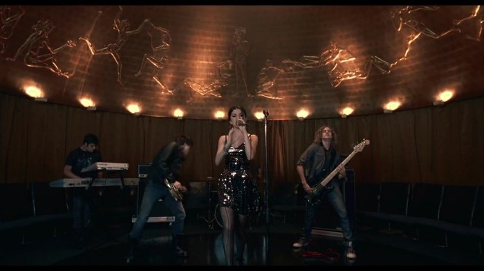 Selena Gomez & The Scene - Round & Round 252