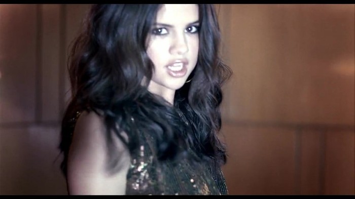 Selena Gomez & The Scene - Round & Round 320