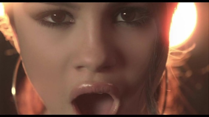 Selena Gomez & The Scene - Round & Round 331