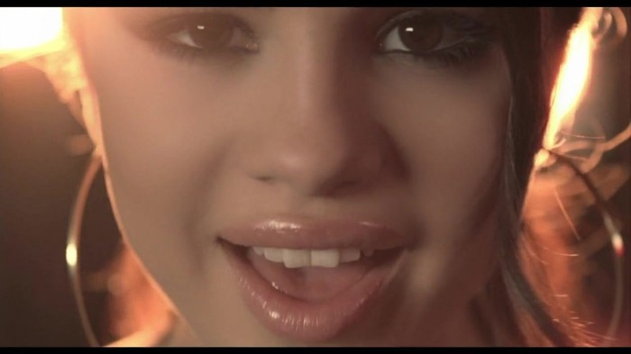 Selena Gomez & The Scene - Round & Round 332
