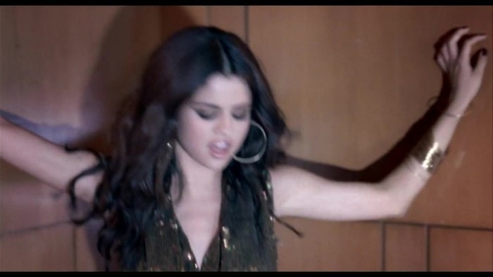 Selena Gomez & The Scene - Round & Round 372