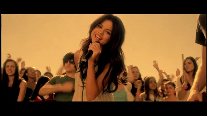 Selena Gomez & The Scene - Who Says 412