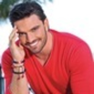 julian-gil-288073l-thumbnail_gallery