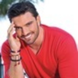 julian-gil-307066l-thumbnail_gallery