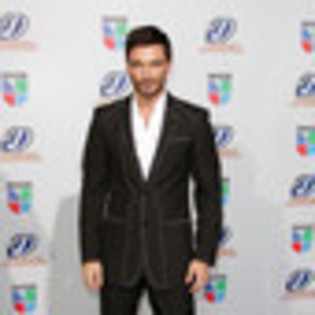 julian-gil-396134l-thumbnail_gallery