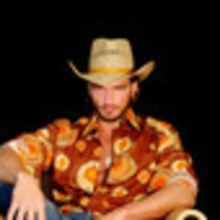 julian-gil-513400l-thumbnail_gallery