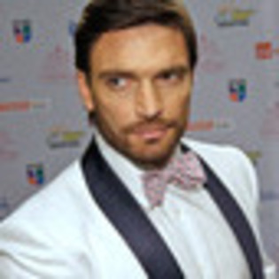 julian-gil-585126l-thumbnail_gallery