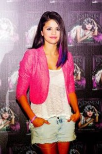 425992_296997187022624_119049044817440_724953_2017912001_a - 0     Support my Selena